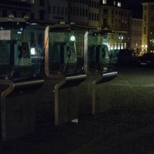 Tres cabinas y vaso en la noche de Copenague