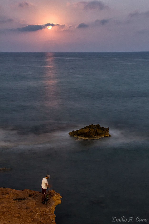 El pescador, la roca y la luna