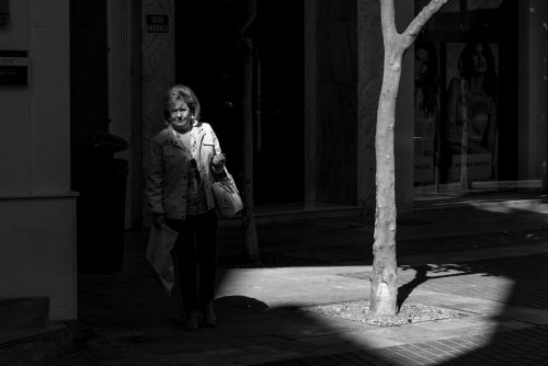 Señora a media luz