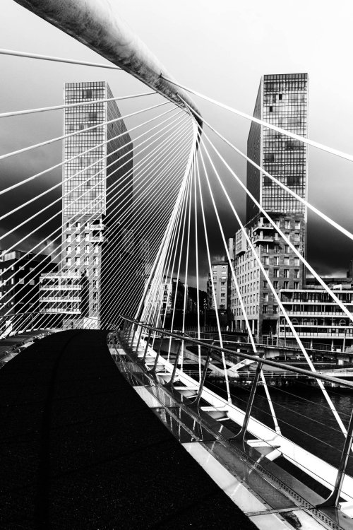 Puente en claro oscuro