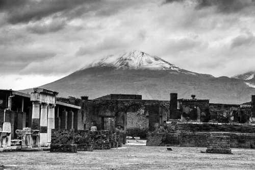Versión blanco y negro.