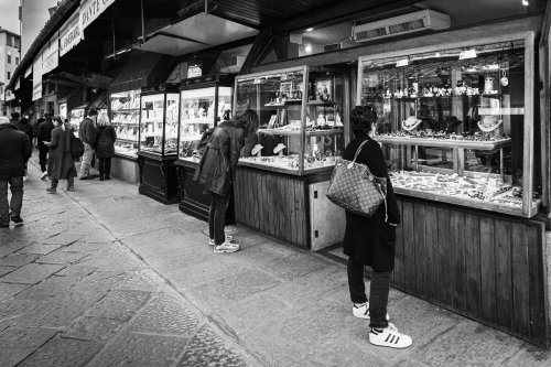 De joyerías en monocromo