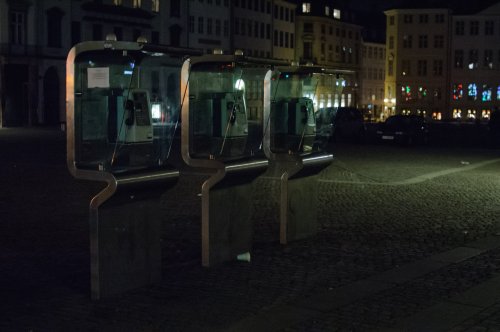 Tres cabinas y vaso en la noche de Copenague