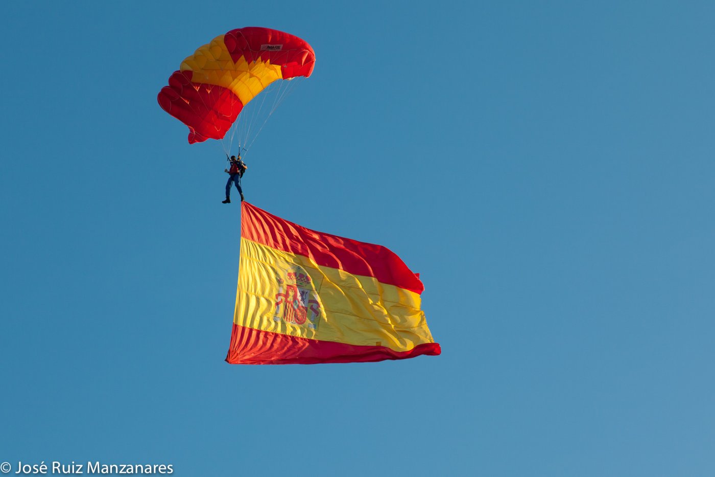 Exhibiendo la bandera por los paracaidistas de la Papea
